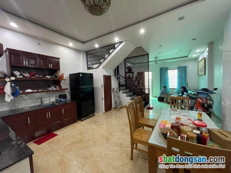 Mặt tiền Quận 2, Nguyễn Duy Trinh, Bình Trưng Đông, 3 tầng, giảm từ 9 tỷ còn 6,7 tỷ.